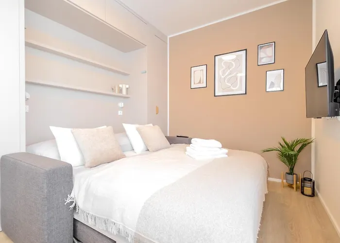Bright 2Br - 8Th Floor, Balcony, Free Parking - By Gravity Prague