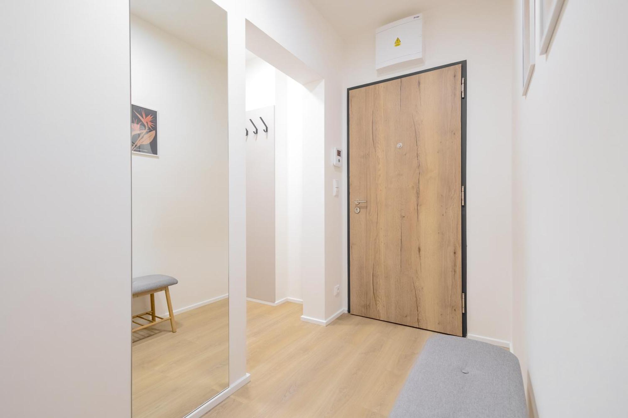 דירה Bright 2br - 8th Floor, Balcony, Free Parking - By Gravity פראג