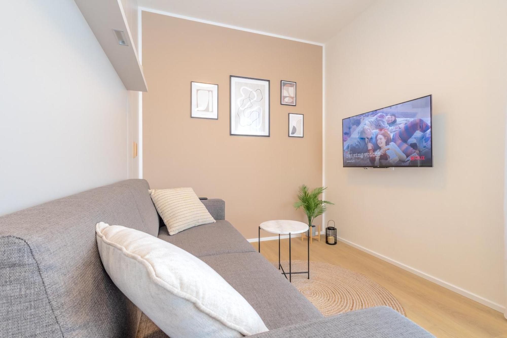 Bright 2br - 8th Floor, Balcony, Free Parking - By Gravity דירה