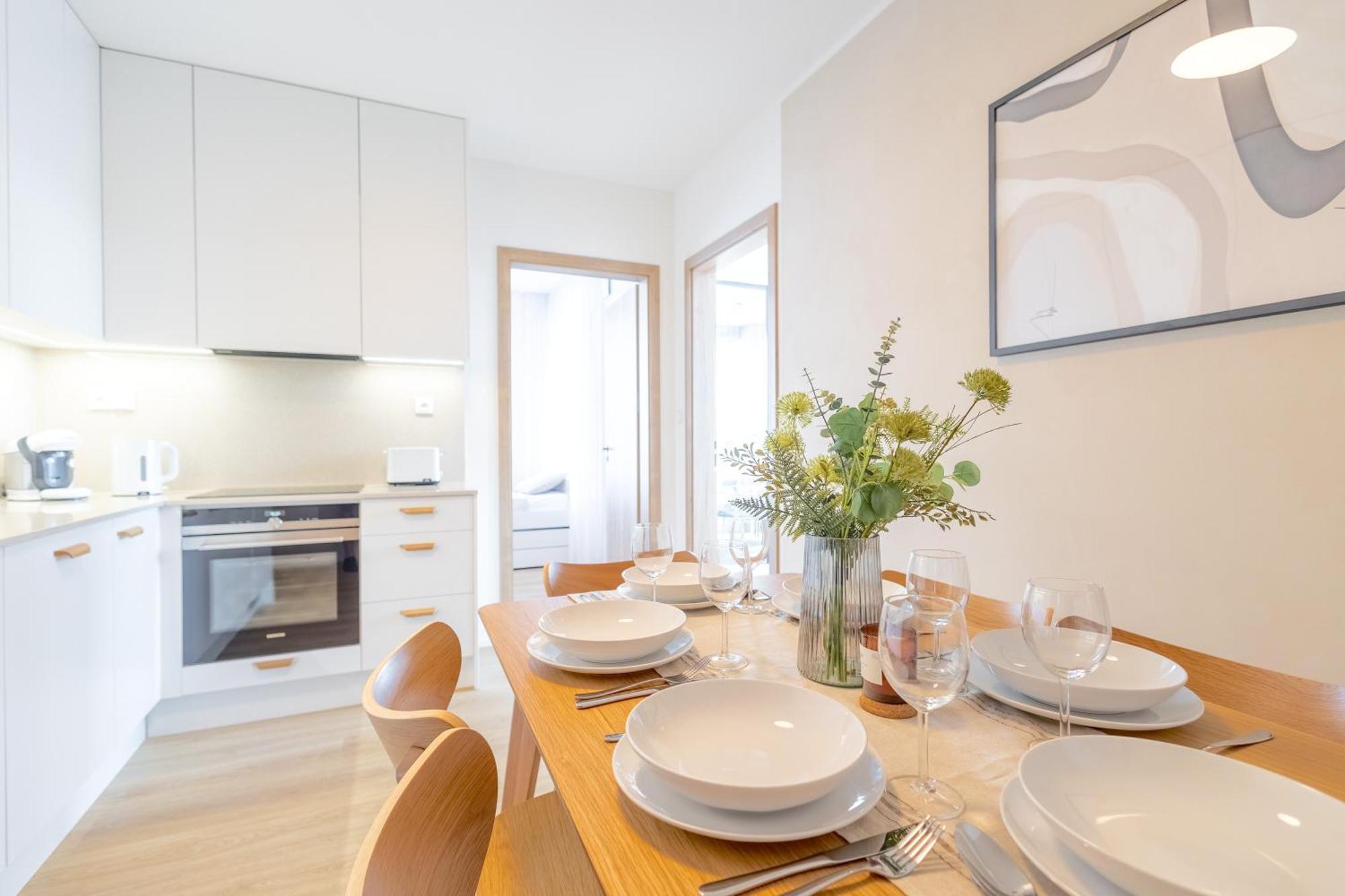 דירה Bright 2br - 8th Floor, Balcony, Free Parking - By Gravity