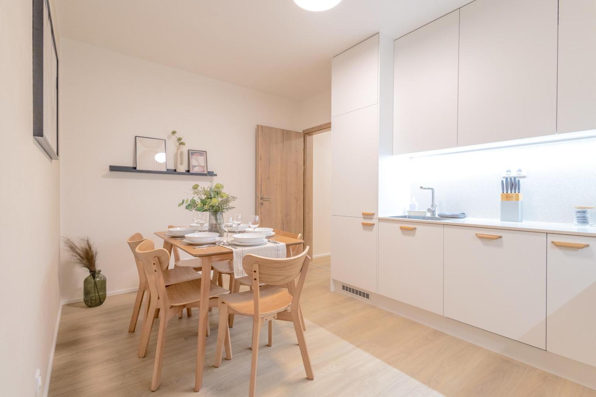 Bright 2br - 8th Floor, Balcony, Free Parking - By Gravity דירה פראג