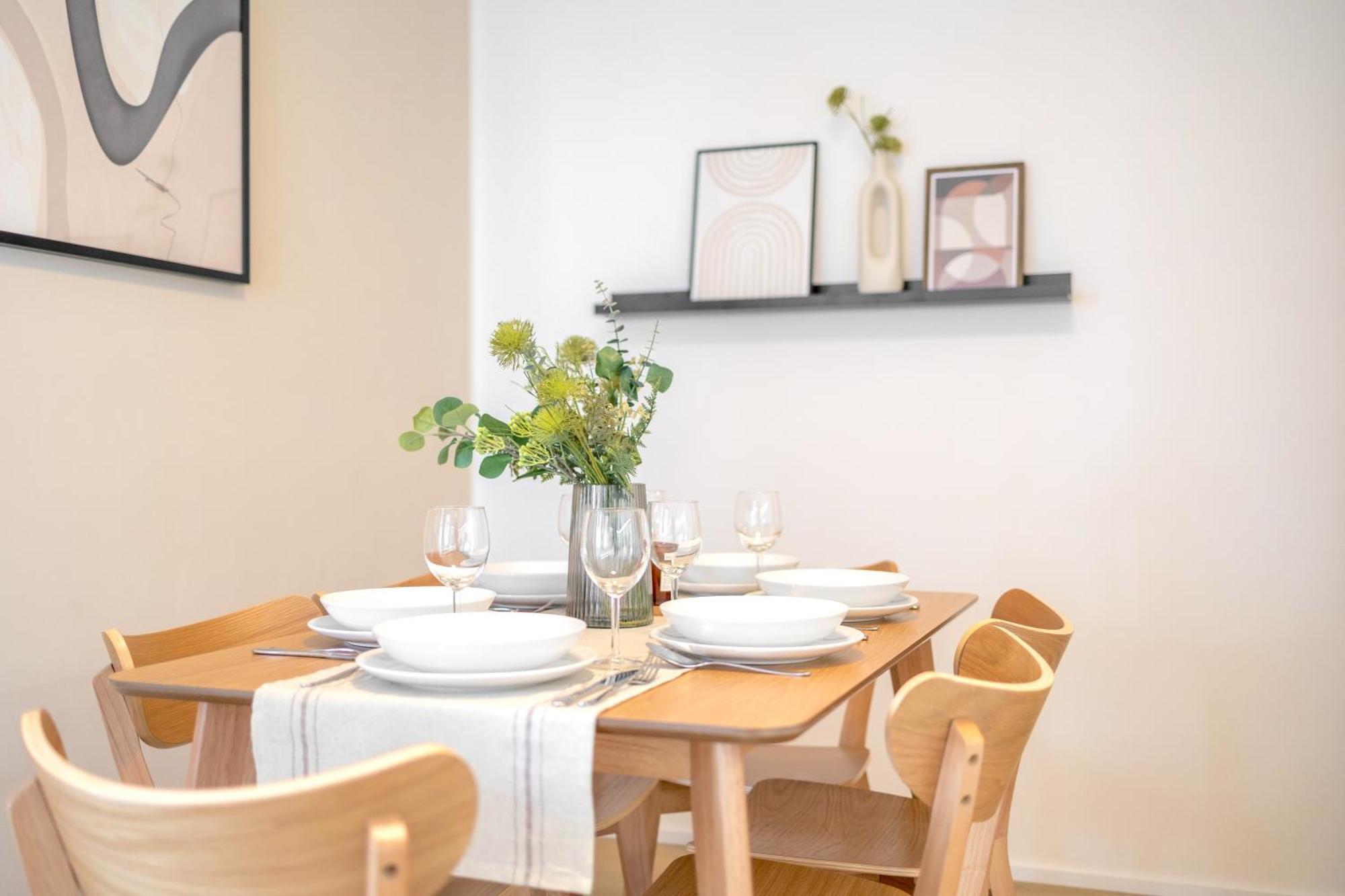 דירה Bright 2br - 8th Floor, Balcony, Free Parking - By Gravity