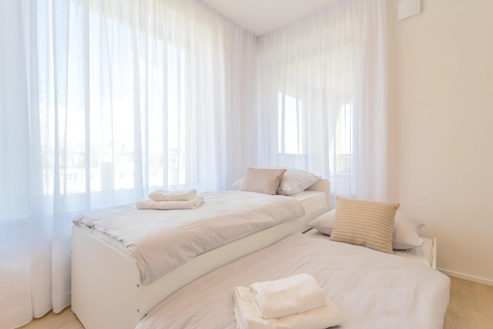 Bright 2br - 8th Floor, Balcony, Free Parking - By Gravity דירה *