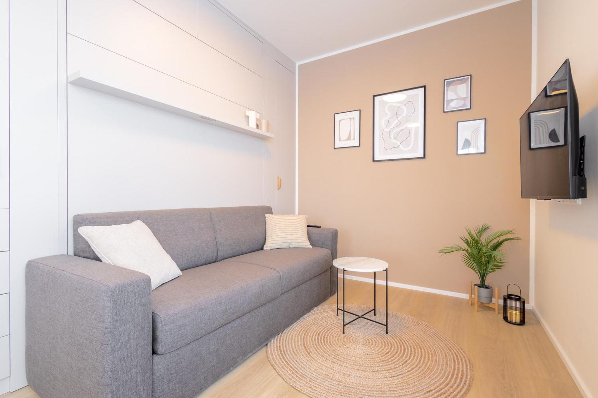 Bright 2br - 8th Floor, Balcony, Free Parking - By Gravity דירה פראג