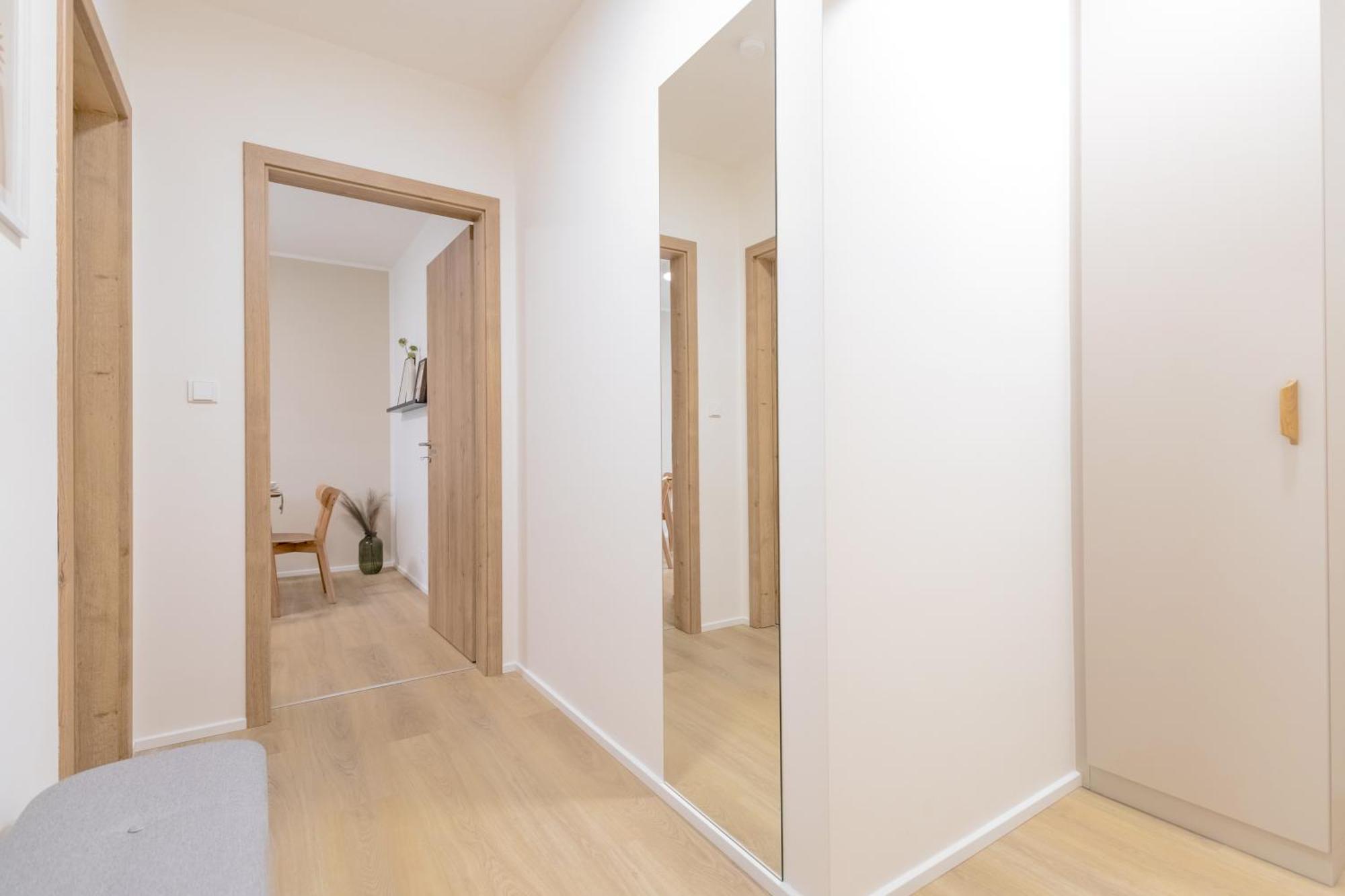 Bright 2br - 8th Floor, Balcony, Free Parking - By Gravity דירה