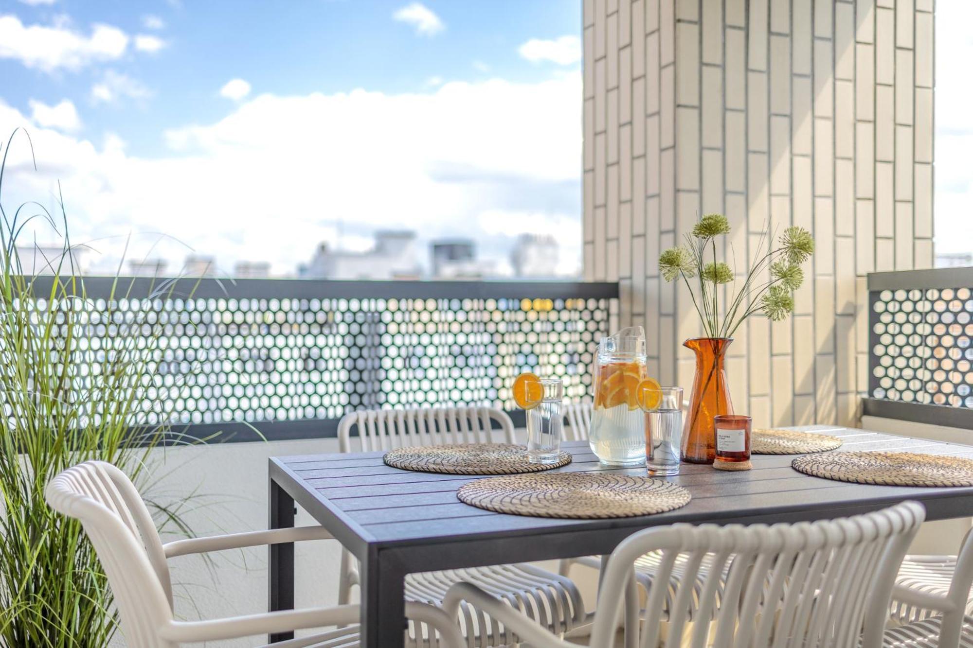 דירה Bright 2br - 8th Floor, Balcony, Free Parking - By Gravity