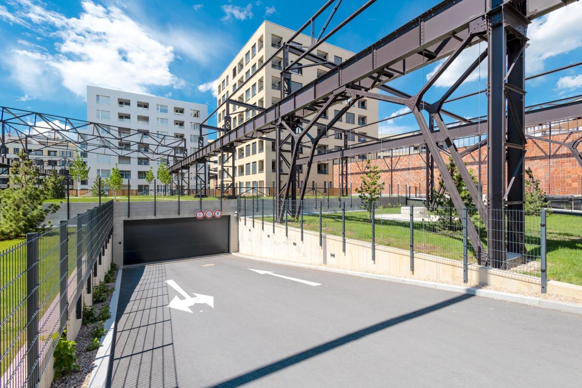 דירה Bright 2br - 8th Floor, Balcony, Free Parking - By Gravity *