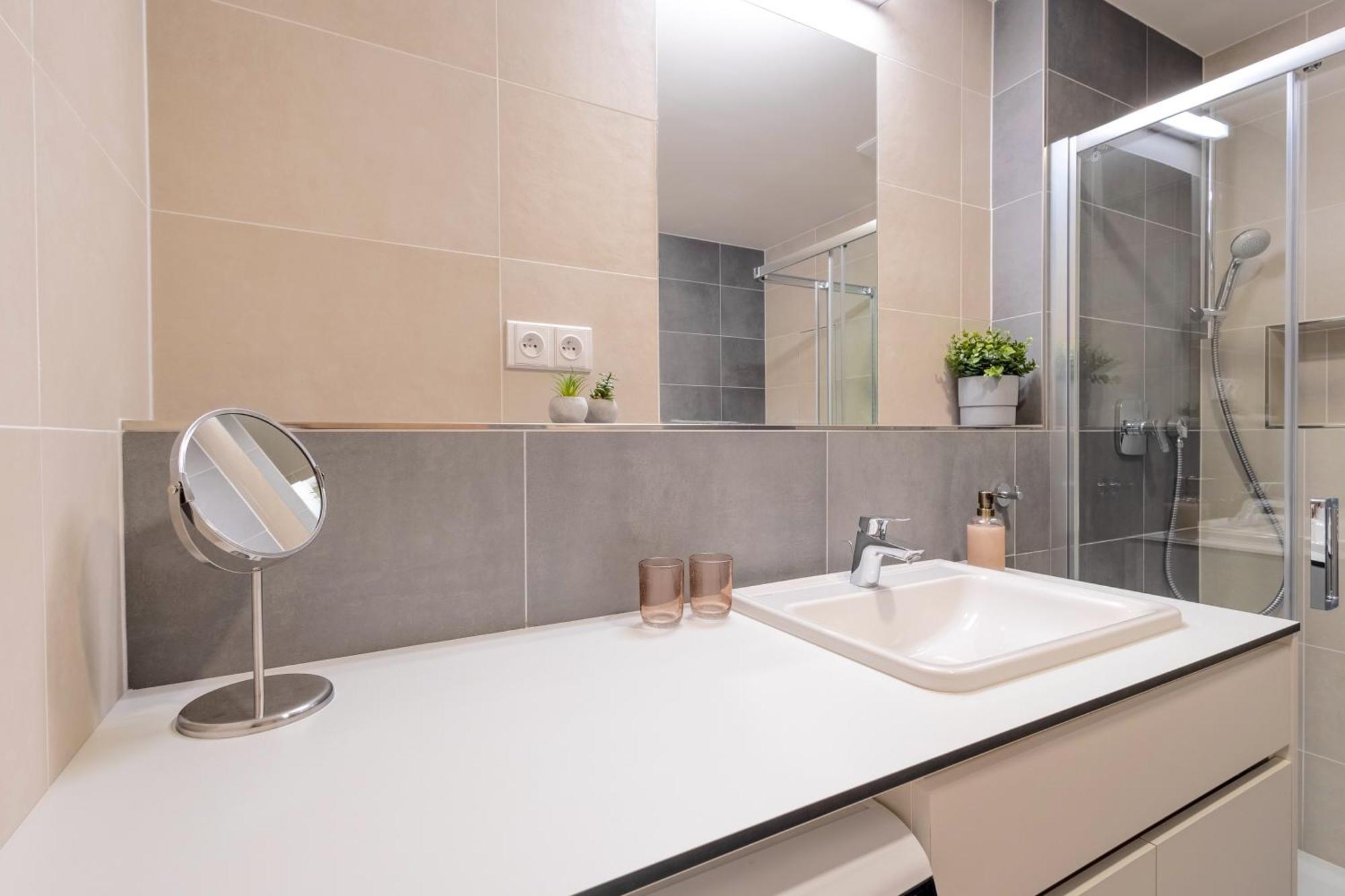 דירה Bright 2br - 8th Floor, Balcony, Free Parking - By Gravity פראג