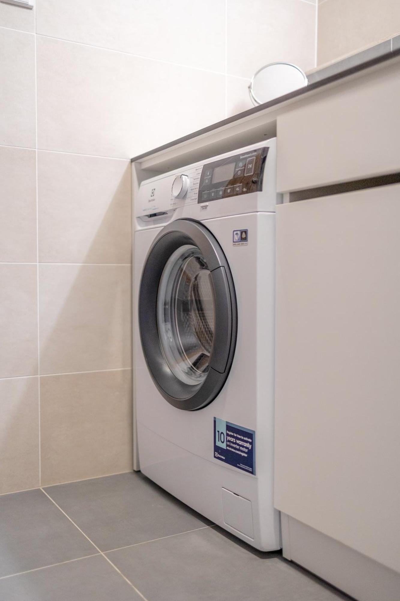 Bright 2br - 8th Floor, Balcony, Free Parking - By Gravity פראג