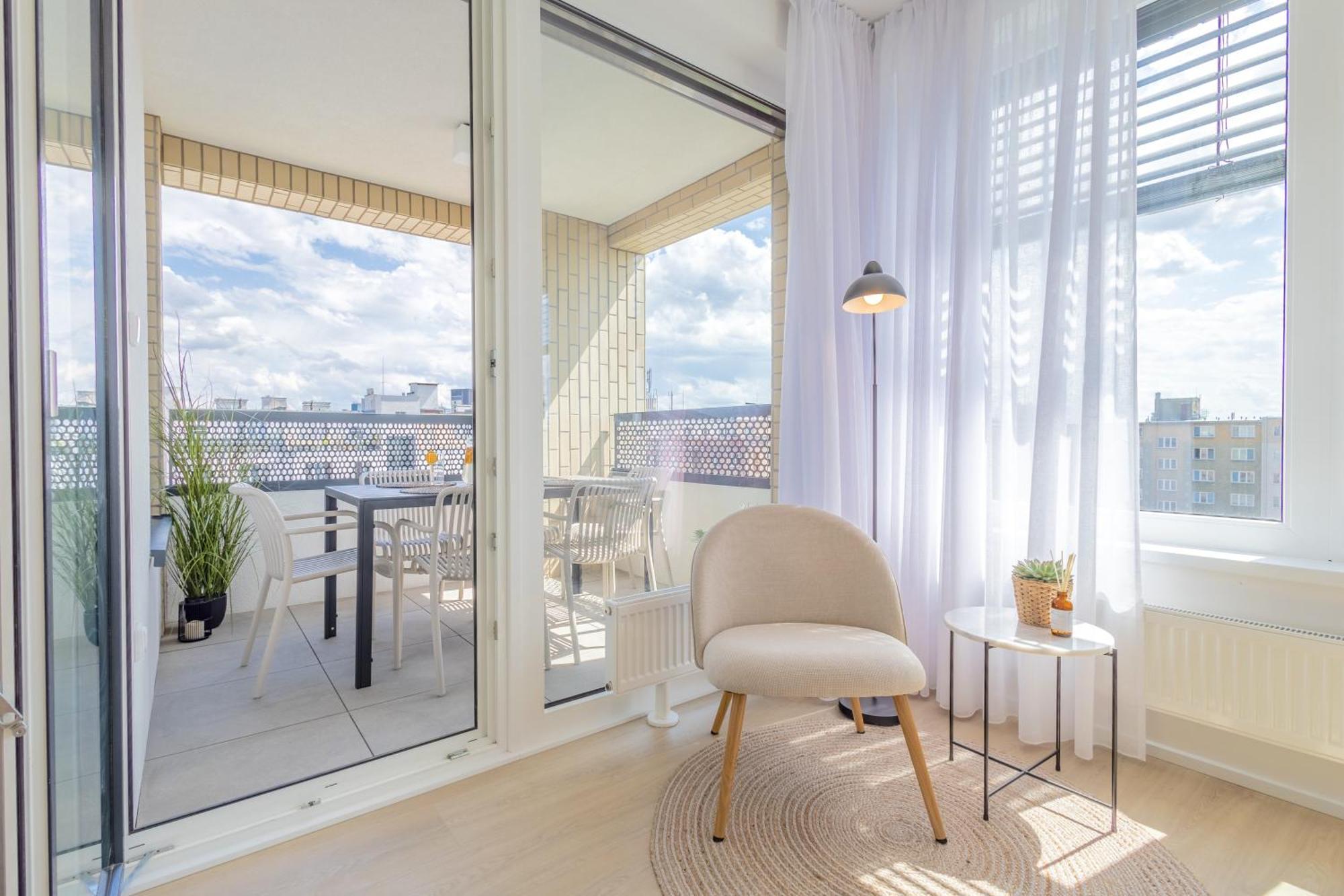 דירה Bright 2br - 8th Floor, Balcony, Free Parking - By Gravity