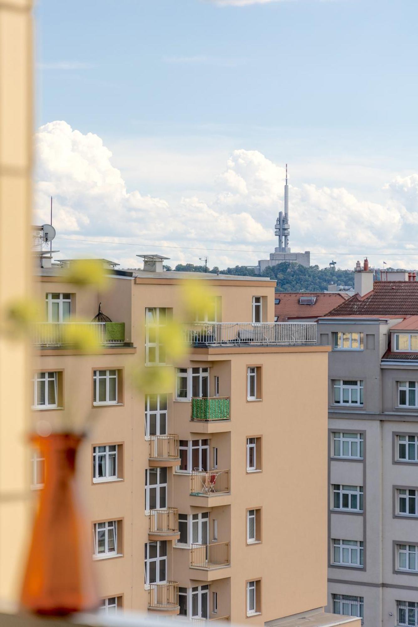 Bright 2br - 8th Floor, Balcony, Free Parking - By Gravity פראג