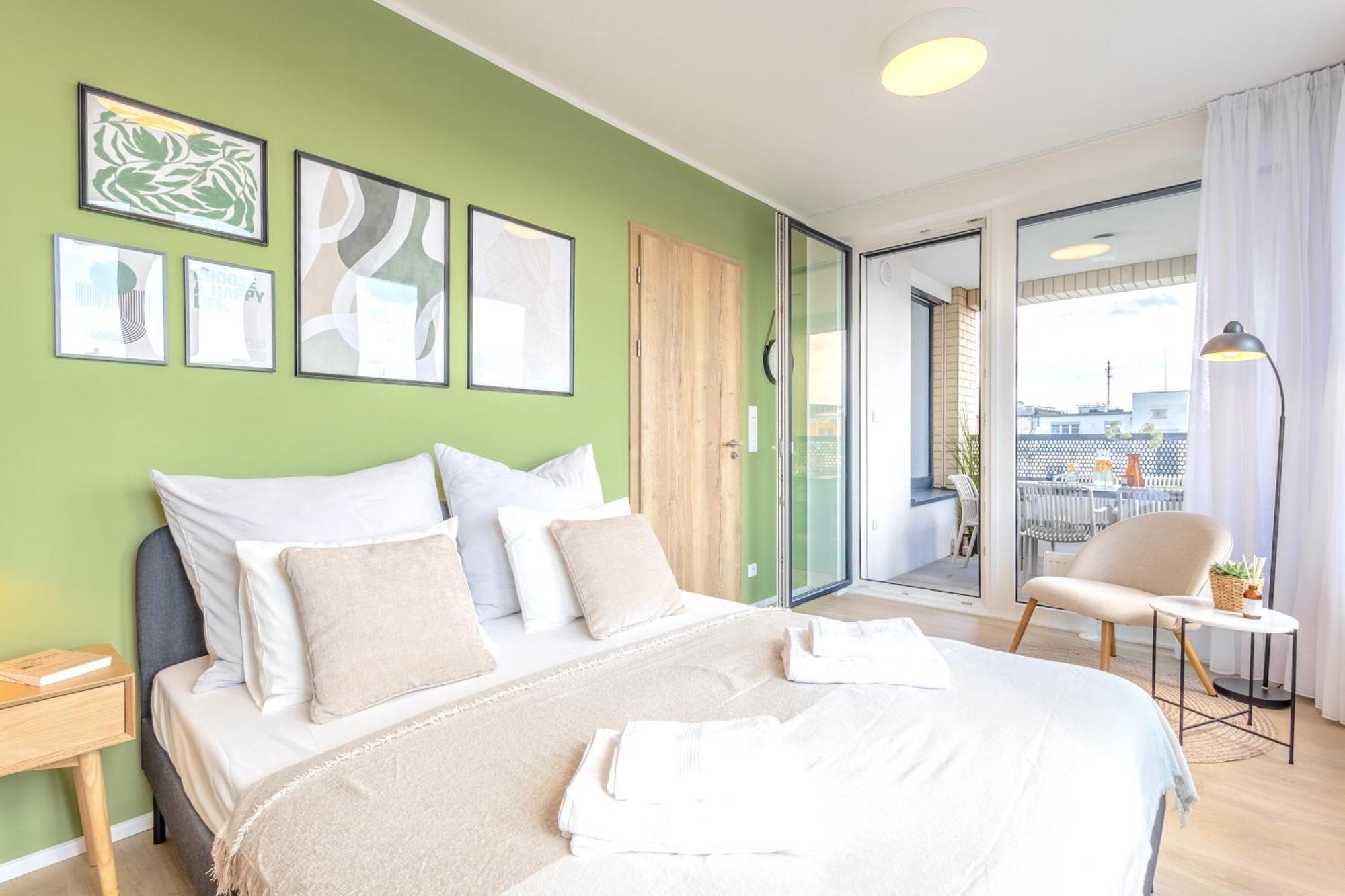 Bright 2br - 8th Floor, Balcony, Free Parking - By Gravity דירה