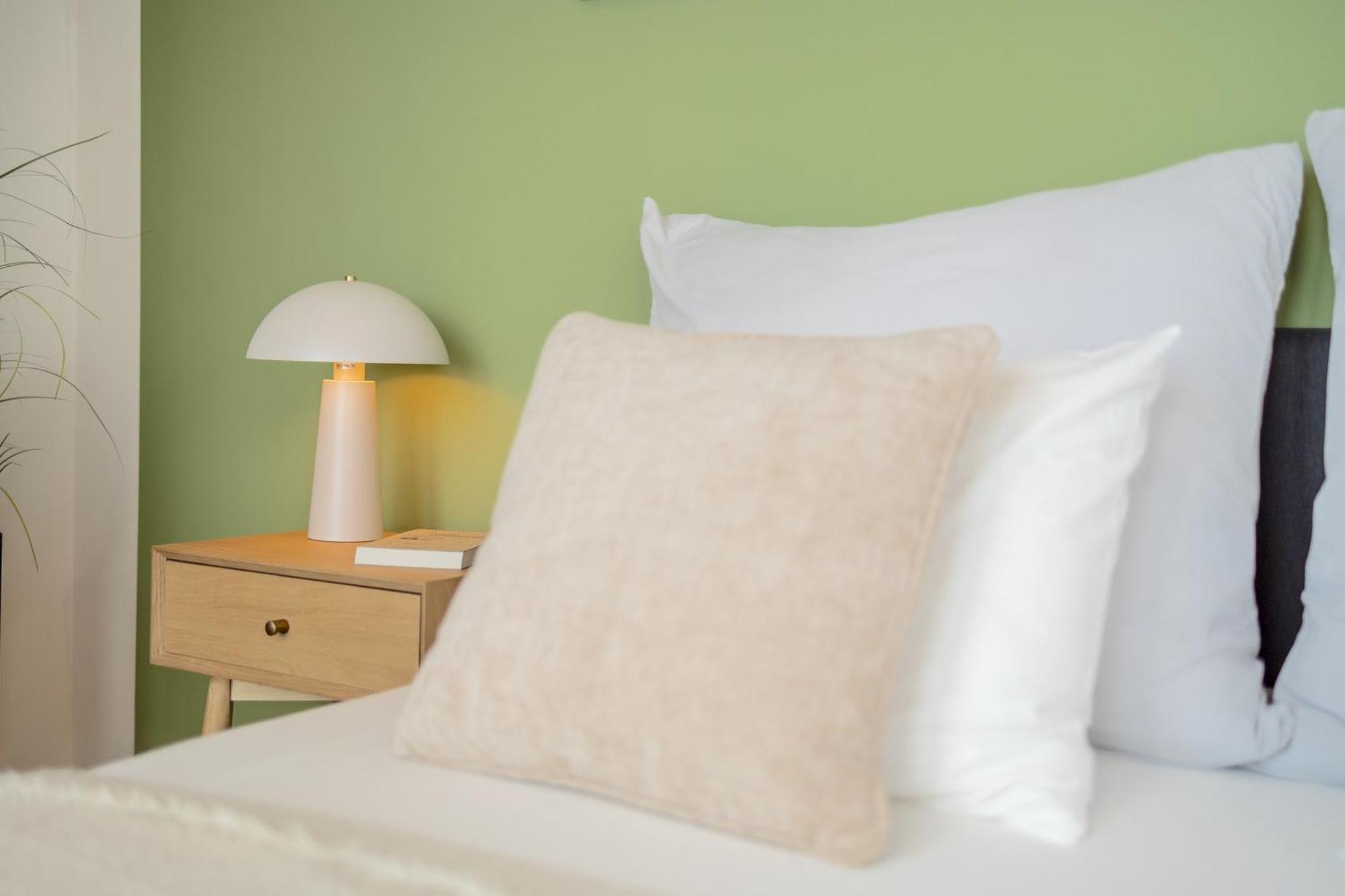 דירה Bright 2br - 8th Floor, Balcony, Free Parking - By Gravity