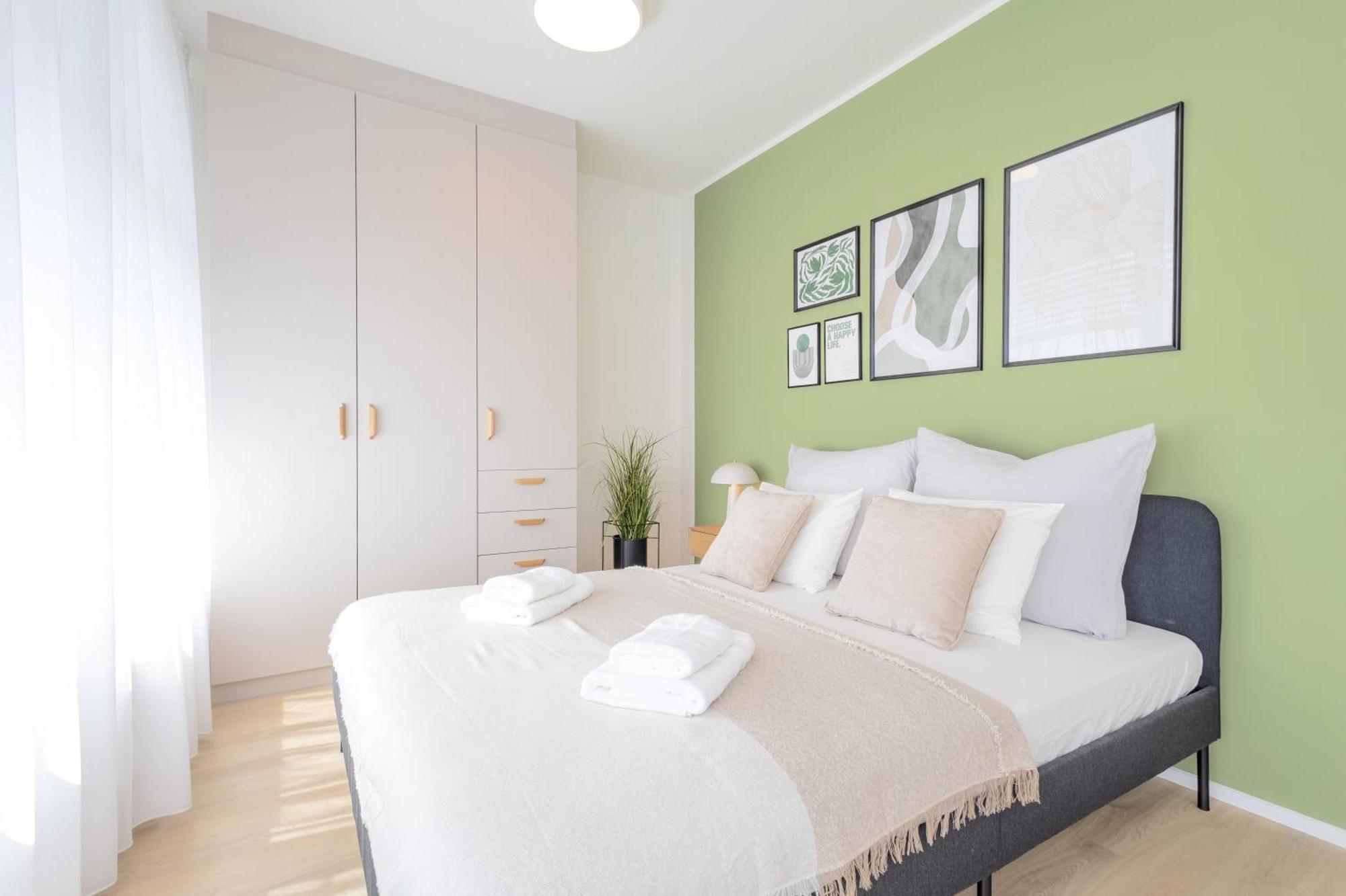 Bright 2br - 8th Floor, Balcony, Free Parking - By Gravity דירה פראג