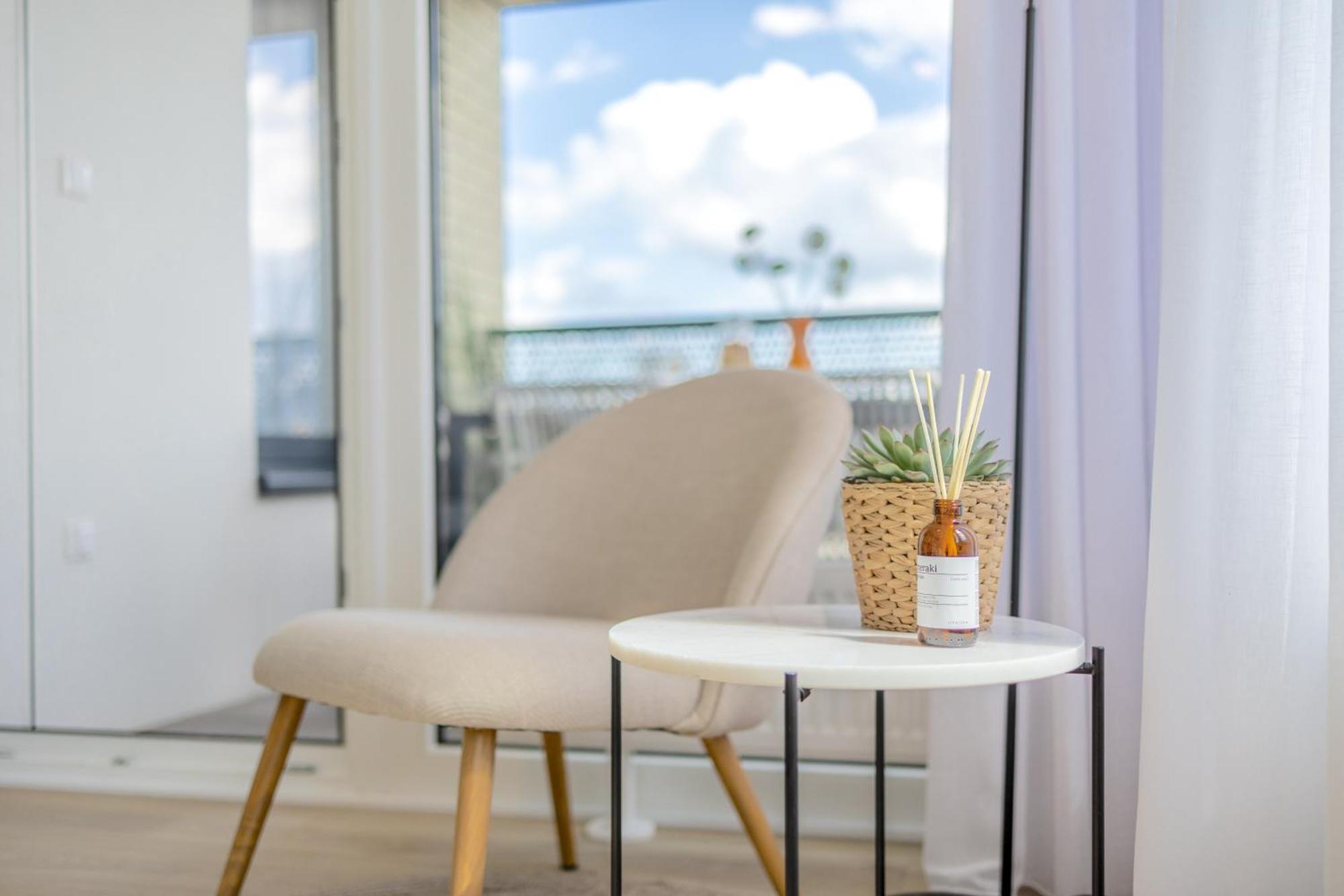 Bright 2br - 8th Floor, Balcony, Free Parking - By Gravity פראג