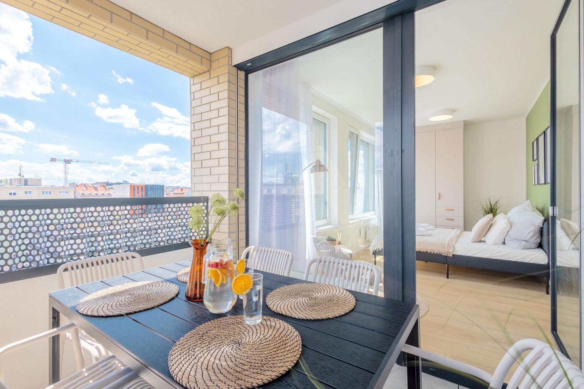 Bright 2br - 8th Floor, Balcony, Free Parking - By Gravity * פראג