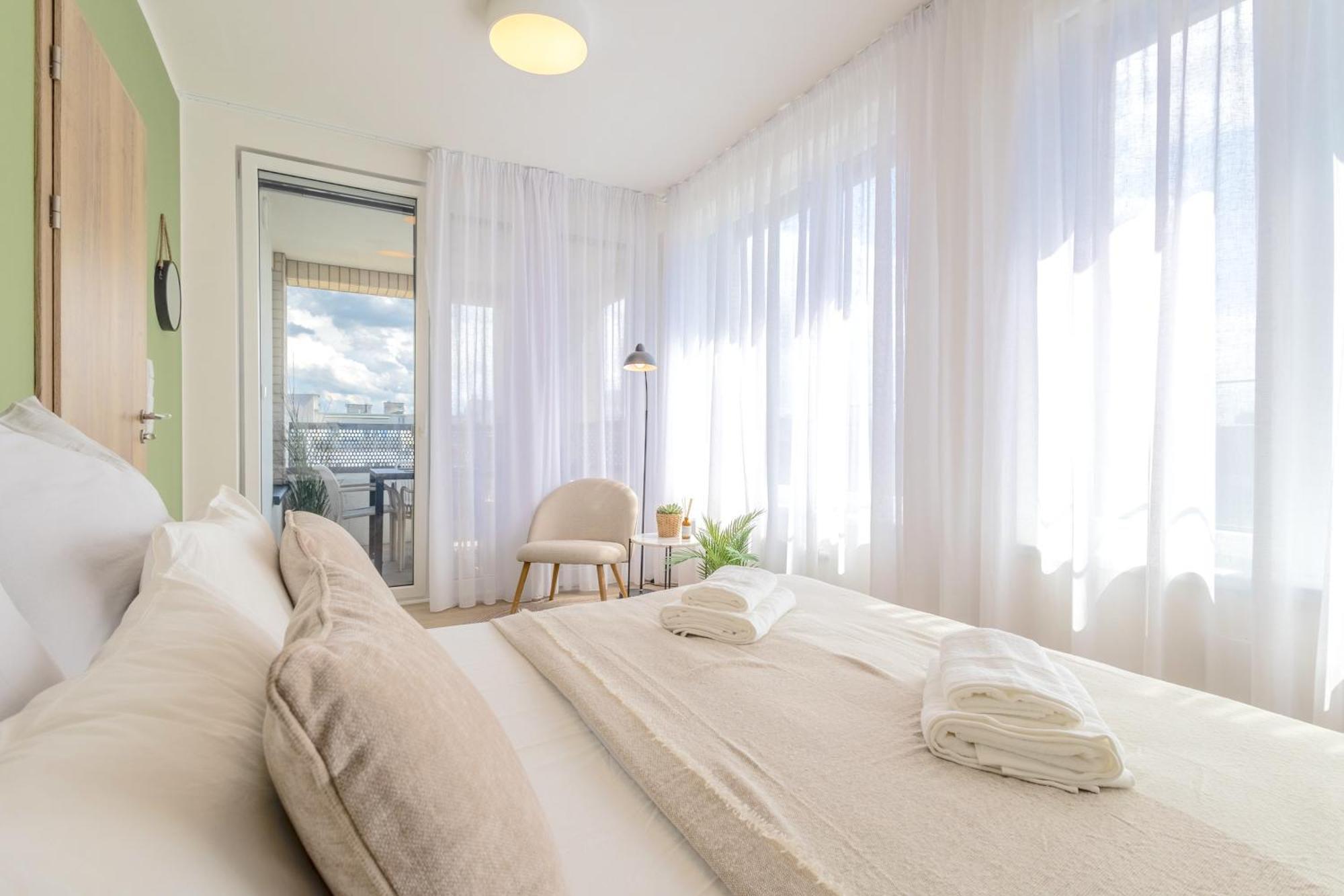 דירה Bright 2br - 8th Floor, Balcony, Free Parking - By Gravity פראג