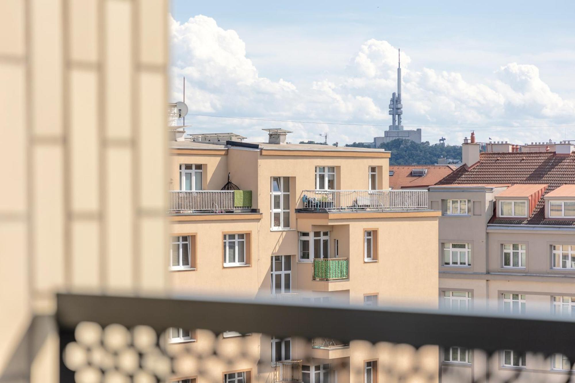 Bright 2br - 8th Floor, Balcony, Free Parking - By Gravity Appartamento